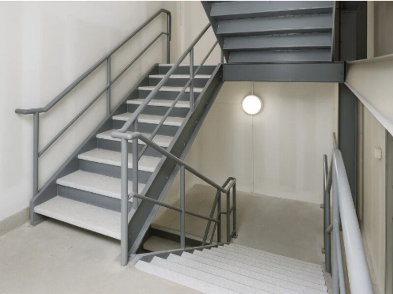 Escalier d’acier intérieur et rampes